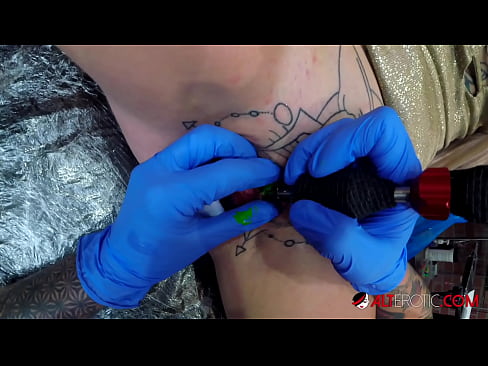 ❤️ Ekstreme tatuita varmulo Sully Savage ricevis tatuon sur sia klitoro Nur porno ĉe ni ️❤