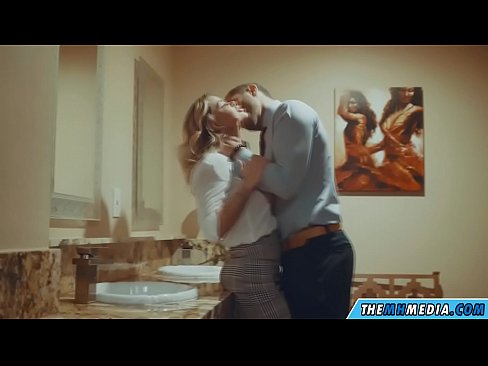 ❤️ Kiam belplena blondulo delogas vin en publika necesejo Nur porno ĉe ni ️❤